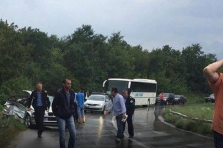 Stradala petočlana porodica u sudaru automobila i autobusa