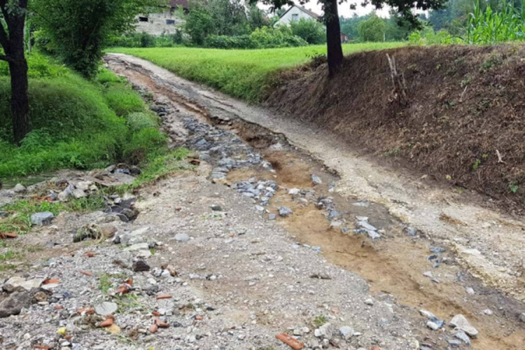Nevrijeme uništilo puteve i aktiviralo klizišta u Novom Gradu