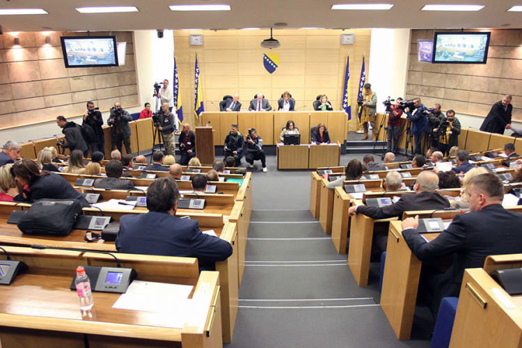 Delegati dižu ruku za izborne jedinice i mandate