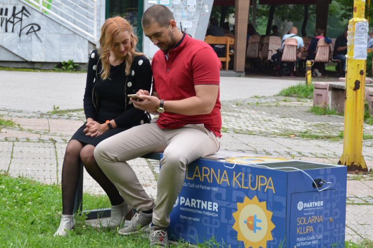 "Partner" donirao Tuzli pametnu klupu
