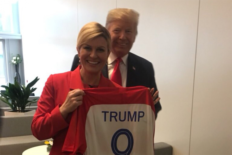 Kolinda poklonila Trampu hrvatski dres