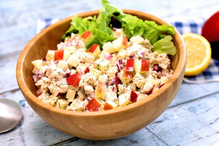 Salata od piletine i jabuka