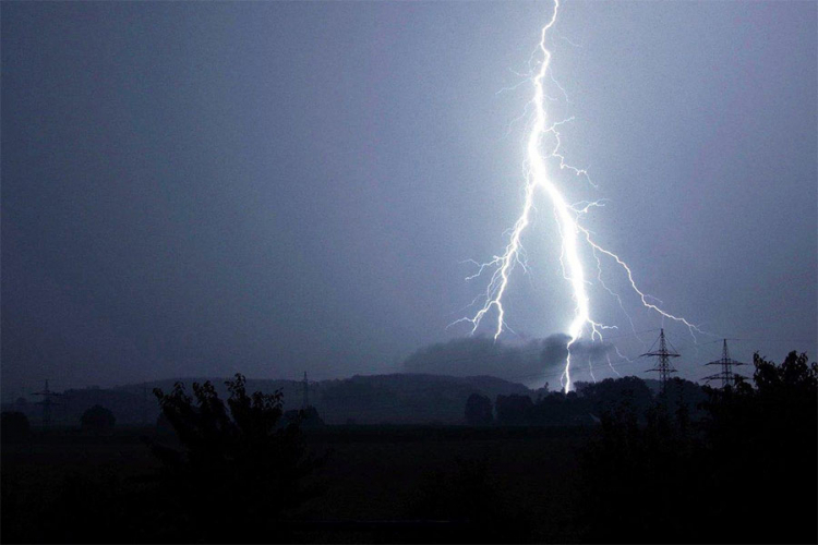 Troje povrijeđenih od udara munje na Bledu