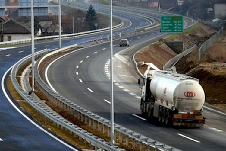 Umjeren intenzitet saobraćaja, bez dužih čekanja na granici