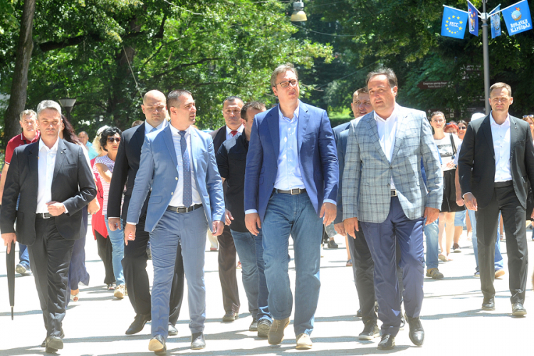 Vučić tvrdi da medicinari u Srbiji uskoro neće maštati o Njemačkoj