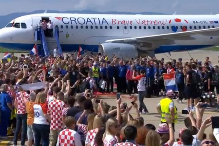 "Vatreni" sletjeli u Zagreb, desetine hiljada ljudi na Trgu bana Jelačića