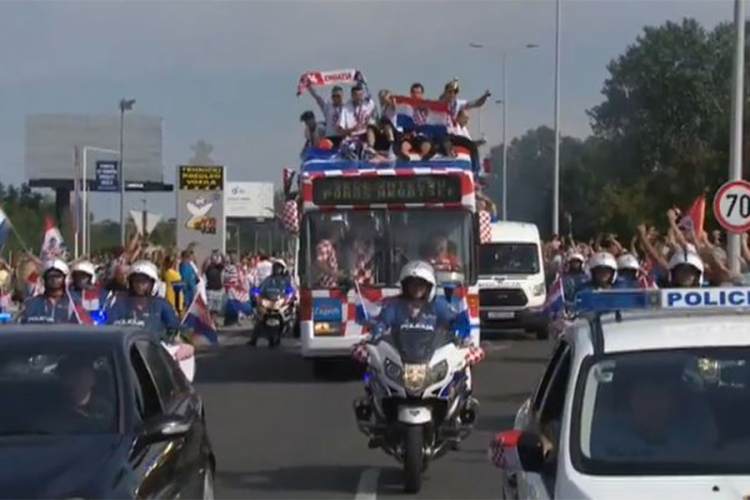 I Tompson sa hrvatskim fudbalerima u autobusu