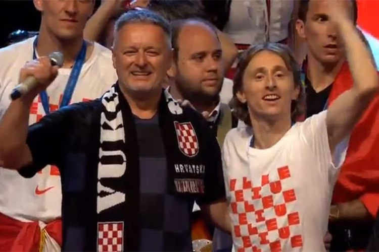 Tompson na dočeku na izričit zahtjev HNS, Modrića i Dalića