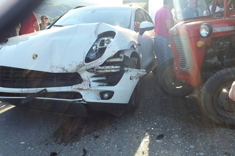 Vozač traktora teže povrijeđen u sudaru s poršeom