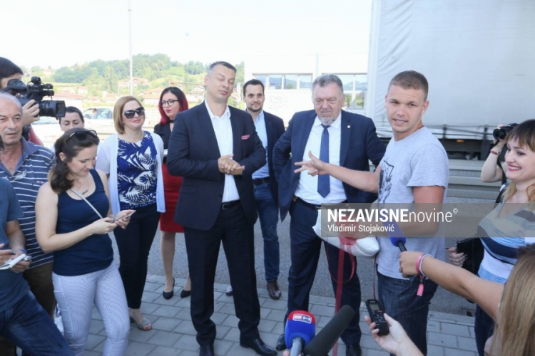 Počelo uklanjanje ilegalnih naplatnih kućica, Stanivuković presjekao vrpcu