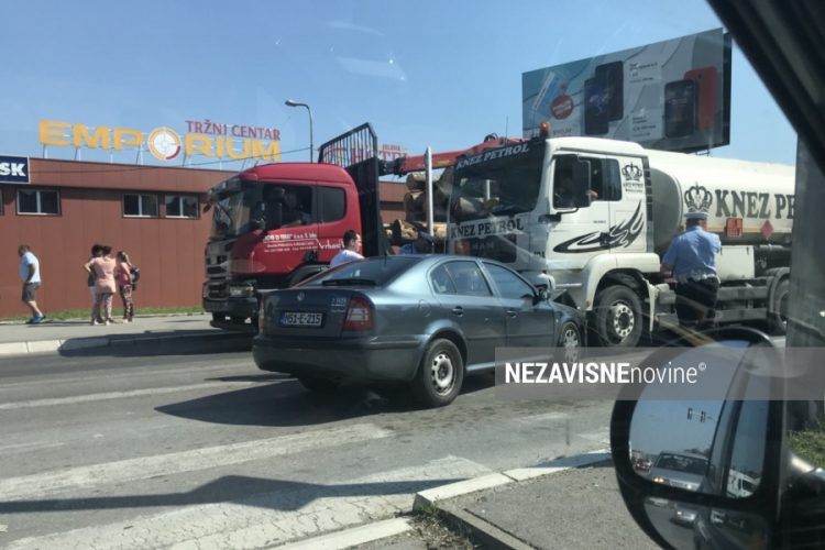 Sudar cisterne i automobila u Banjaluci