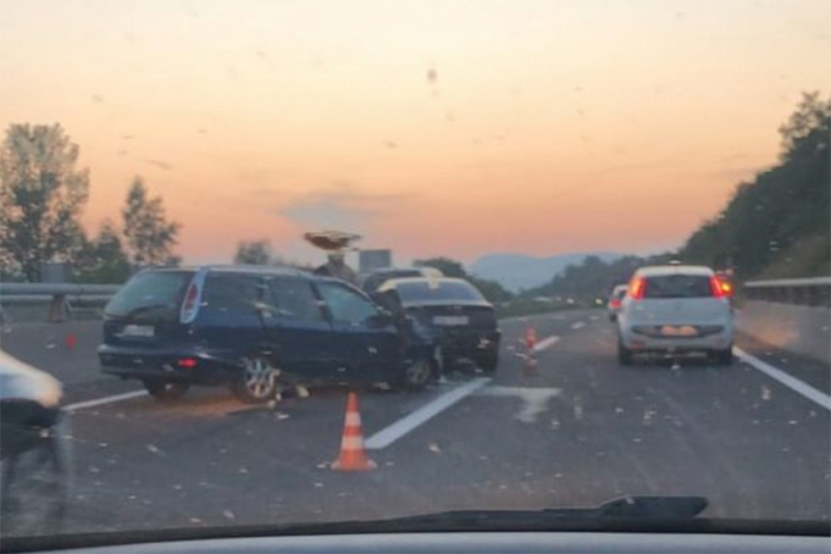 U sudaru tri vozila kod Visokog povrijeđeno nekoliko osoba