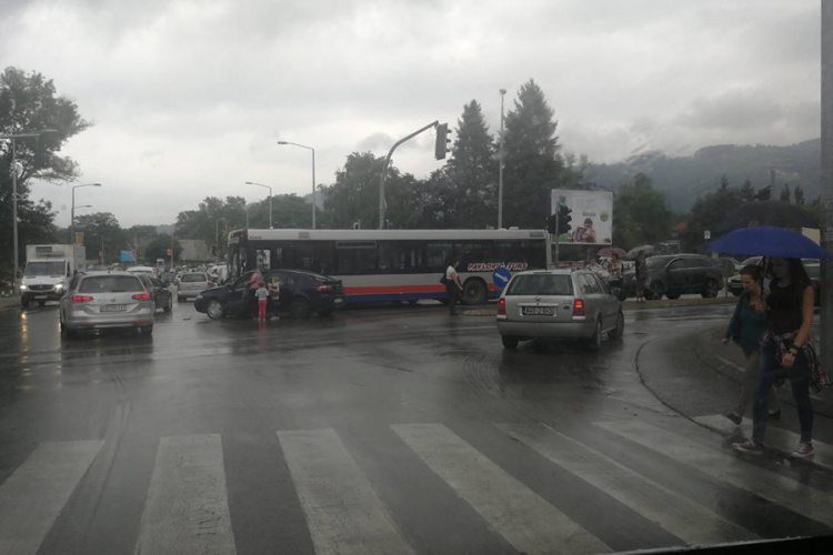 Saobraćajni kolaps u centru Banjaluke zbog saobraćajne nezgode