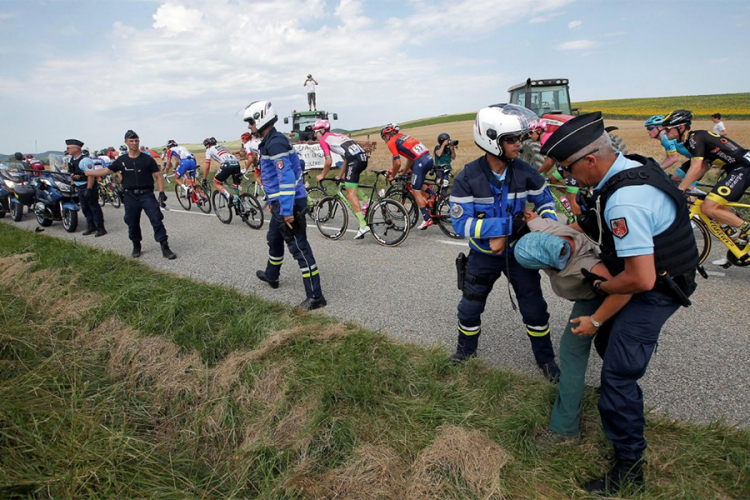 Farmeri blokirali Tur, policijski suzavac povrijedio vozače