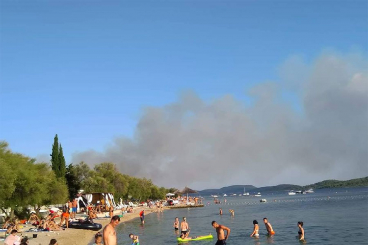 Vazdušne snage gase požar na području Vodica