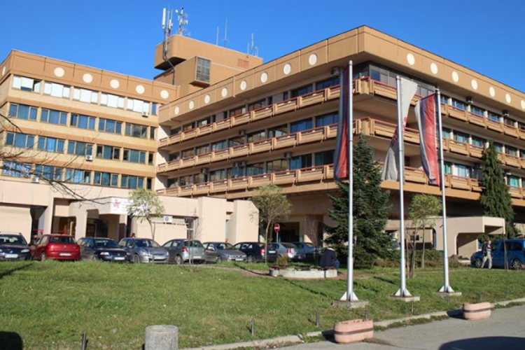 Djevojčica iz Teslića na aparatima nakon što ju je udarilo auto