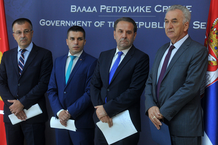 Kosovo popušta pod pritiskom regiona