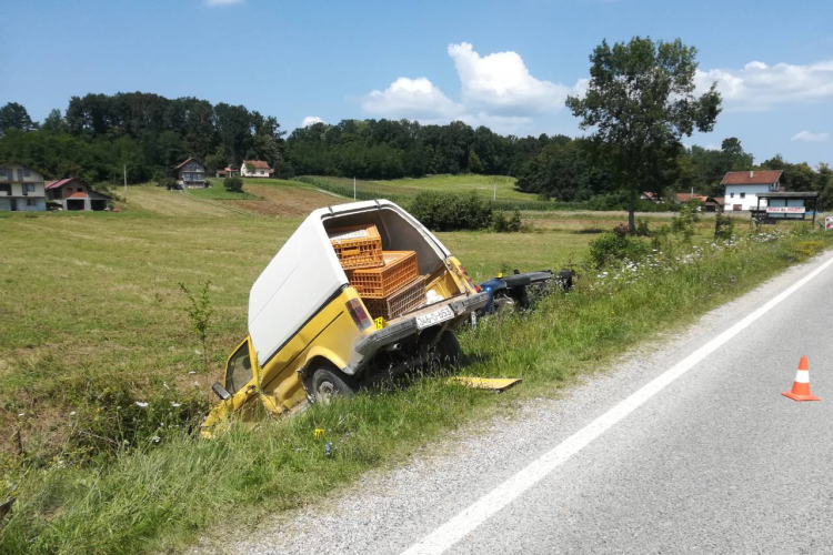 Udes kod Prnjavora, dva auta završila u kanalu