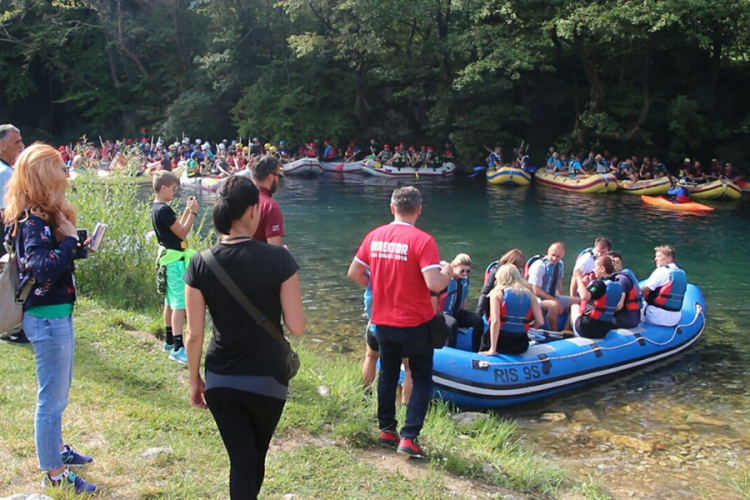 Regata krenula niz Unu