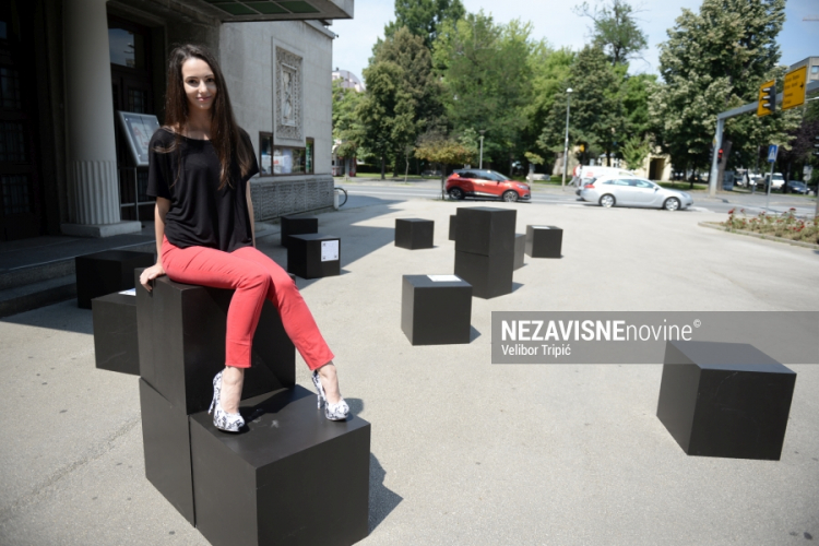 Zanimljiva instalacija Anđele Španović: Kocke za odmor ispred pozorišta