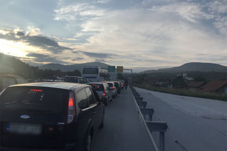 Autoput Kakanj - Zenica blokiran zbog odrona, putnici satima zarobljeni