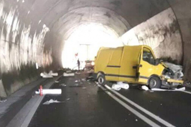U stravničnoj nesreći kod Olova jedna osoba poginula, sedmoro povrijeđenih