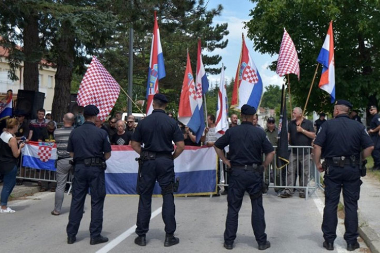 Dok se slavi Dan ustanka u Srbu, desničari puštaju Tompsona