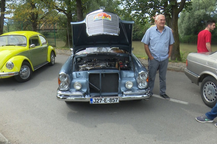 Susret vlasnika oldtajmera: Pažnju plijenio mercedes iz 1964.