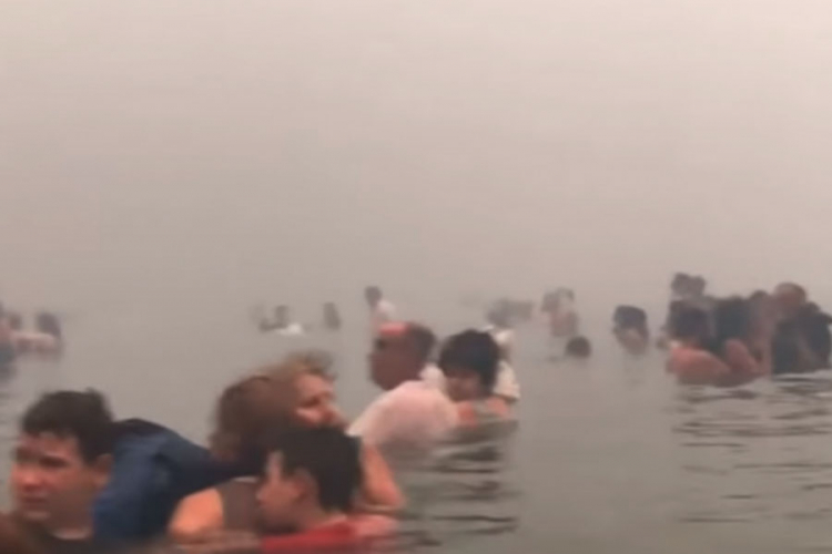 Novi snimak katastrofe: Dim sve pokrio, "spas" u moru
