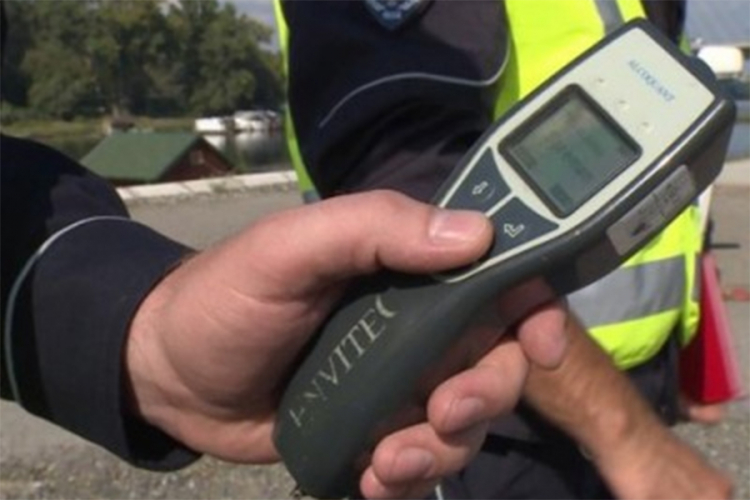 Vozila sa 2,95 promila alkohola pa napala policajca