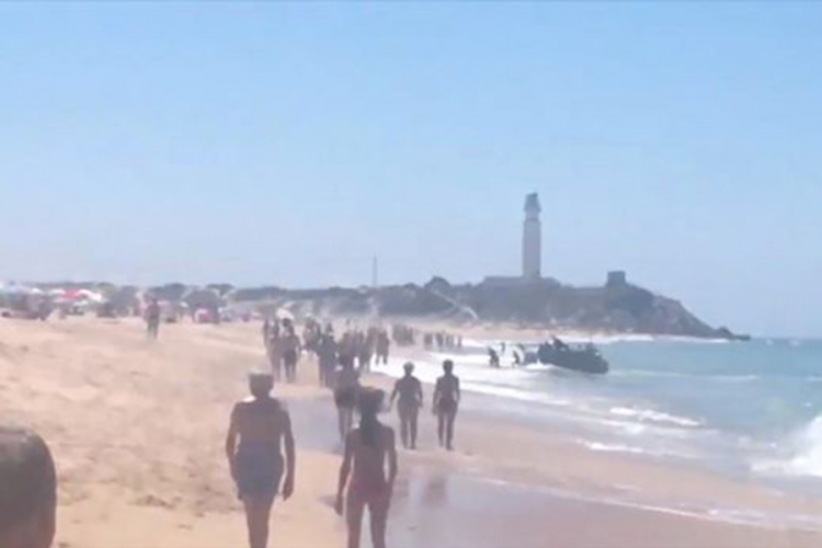 Migranti se iskrcali nasred prepune španske plaže