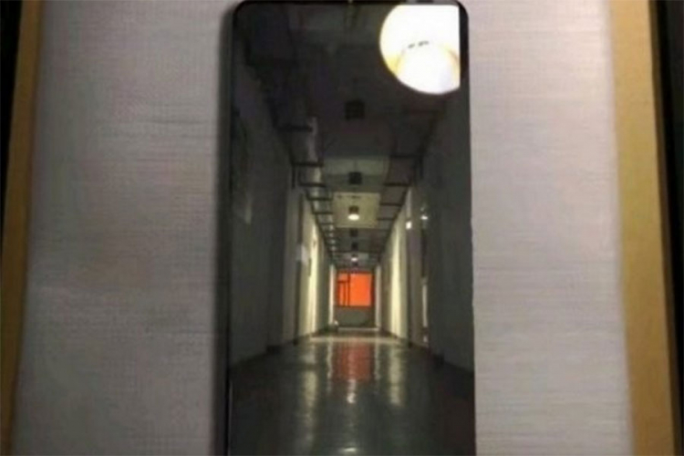 Objavljena prva fotografija Huawei Mate 20 Pro telefona?