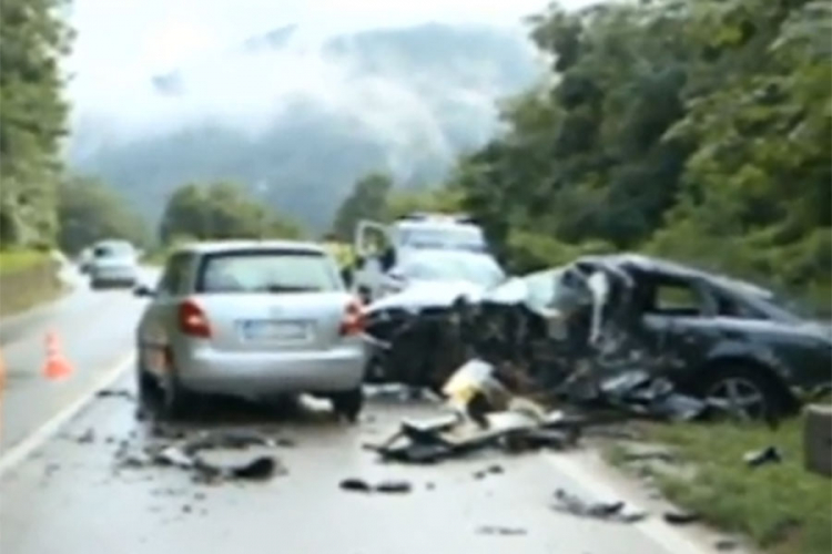 Prevrnuo se autobus u Grdeličkoj klisuri: Više od 20 povrijeđenih, uglavnom djece