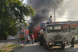 Veliki požar u Zemunu, povrijeđena četiri vatrogasca