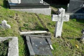 Oskrnavljeno pravoslavno groblje u Vozući