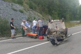 Automobil se prevrnuo na krov, vozač povrijeđen