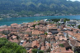 U Kotoru pucano na turistički minibus hrvatskih tablica?