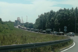 Kilometarska kolona na prelazu Rača