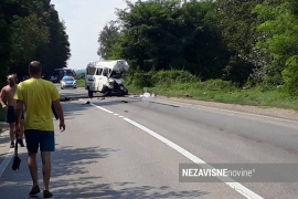 Vozači kamiona i kombija poginuli u stravičnoj nesreći kod Doboja