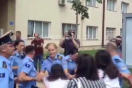 Samoopredeljenje crvenom bojom na policju, uhapšena poslanica