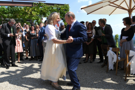 Putin zaplesao sa mladom