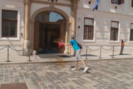 Bacila kantu punu fekalija na vrata Vlade Hrvatske