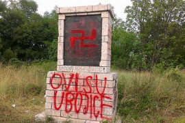 Kukasti krst na spomen ploči partizanskom odredu u Splitu