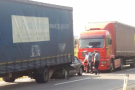 Auto u sendviču između dva kamiona, saobraćaj otežan