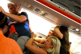 Plesala putnicima u krilu, pokazivala grudi pa izazvala tuču u avionu