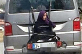 Zavezao kćerku za kombi i vozio je kroz grad