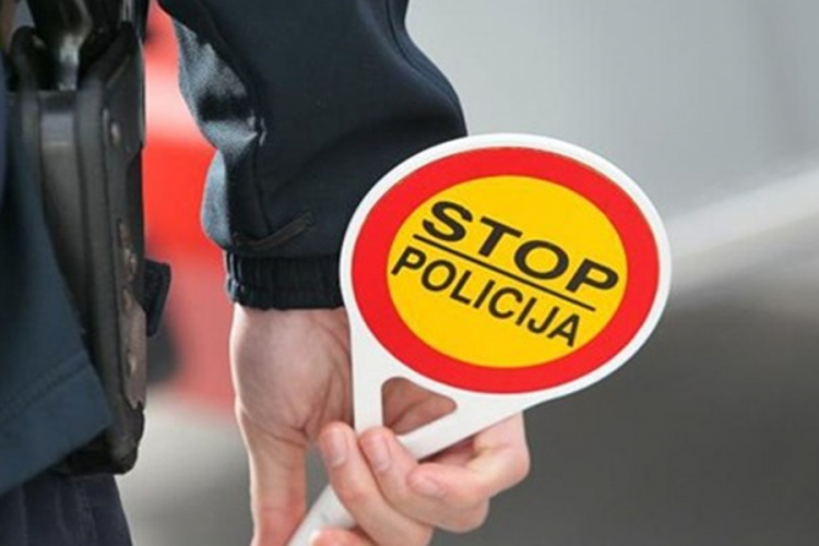 Maskirani u policajce presreli kombi s migrantima i oteli im 12.700 KM