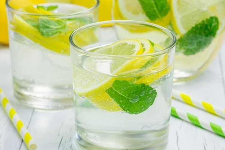 Voda s limunom razbuđuje kao i kafa