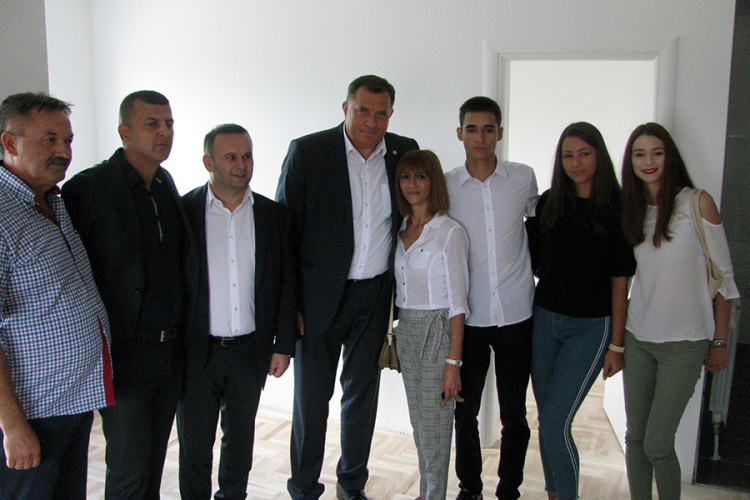 Dodik uručio ključeve stana samohranoj majci