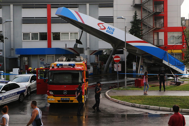 Nevrijeme pogodilo Novi Sad, pala konstrukcija na pumpi